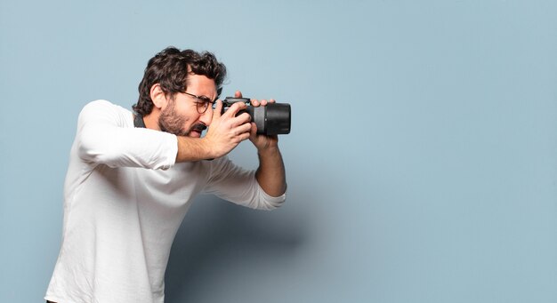 Jonge gekke bebaarde fotograaf man