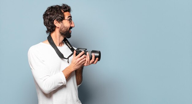 Jonge gekke bebaarde fotograaf man