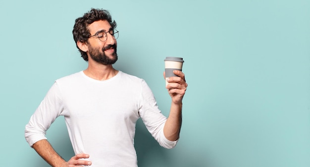 Jonge gekke bebaarde man met een afhaalkoffie