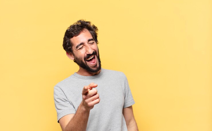 Foto jonge gekke bebaarde man met gelukkige uitdrukking