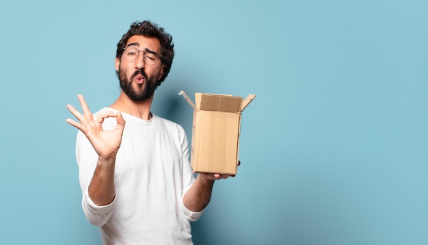 Jonge gekke bebaarde man recibing een kartonnen pakket