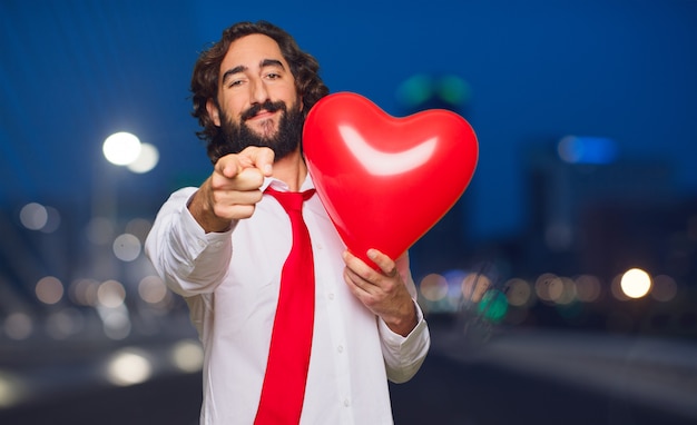 Jonge gekke man in liefde, Valentijnsdag concept.