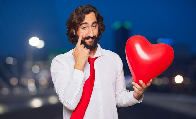 Jonge gekke man in liefde, Valentijnsdag concept.