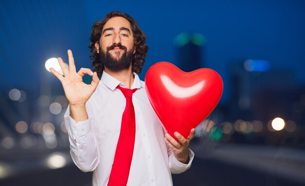 Jonge gekke man in liefde, Valentijnsdag concept.