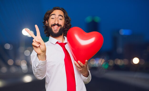 Jonge gekke man in liefde, Valentijnsdag concept.