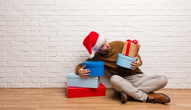 Jonge gekke man kerst vieren in zijn huis