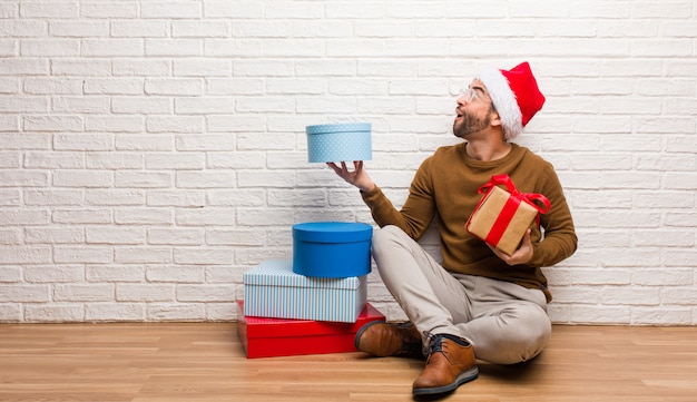 Jonge gekke man kerst vieren in zijn huis