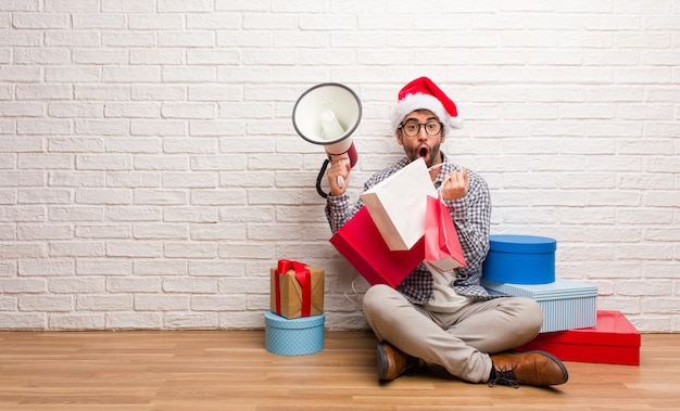 Jonge gekke man kerst vieren in zijn huis