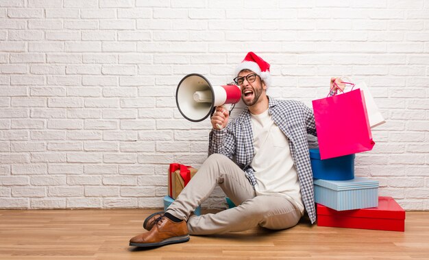 Jonge gekke man kerst vieren in zijn huis