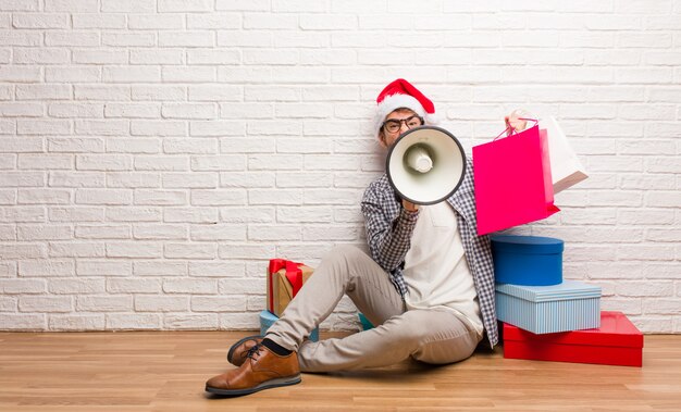 Jonge gekke man kerst vieren in zijn huis