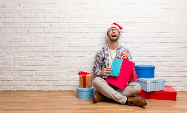 Jonge gekke man kerst vieren in zijn huis