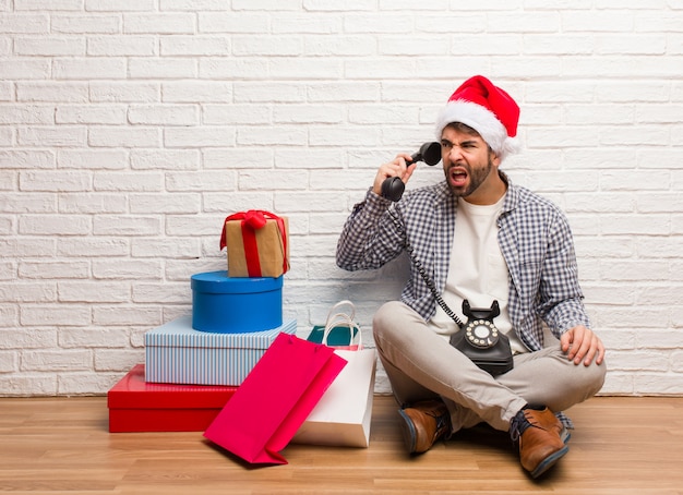 Jonge gekke man kerst vieren in zijn huis