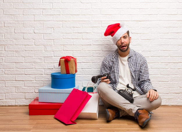 Jonge gekke man kerst vieren in zijn huis