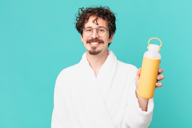 Jonge gekke man met een koffie-thermo