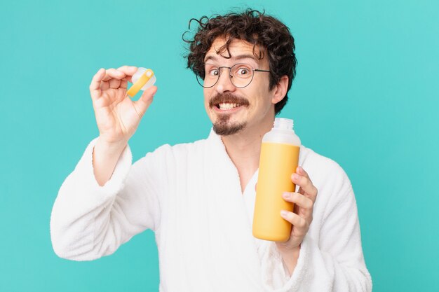 Jonge gekke man met een koffie-thermo