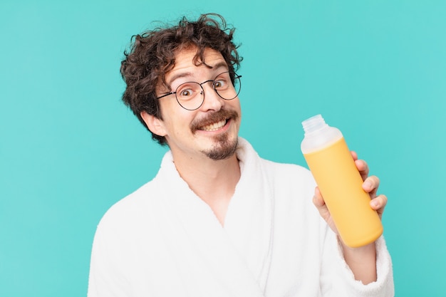 Jonge gekke man met een koffie-thermo