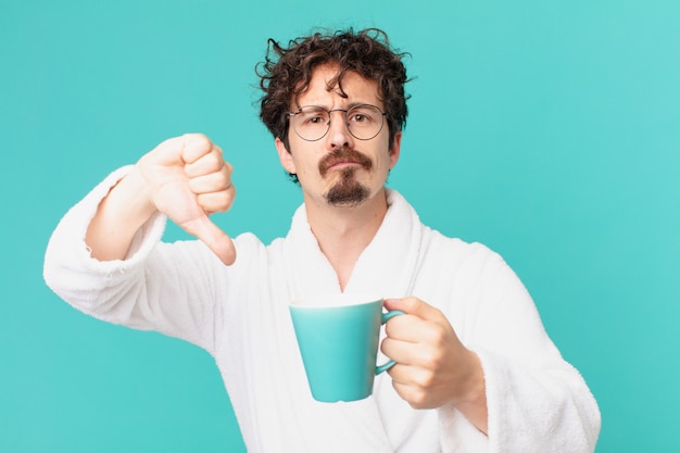 Jonge gekke man met een kopje koffie