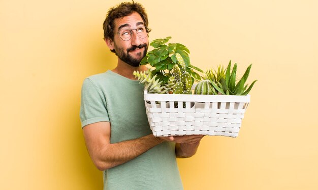 Foto jonge gekke man met planten