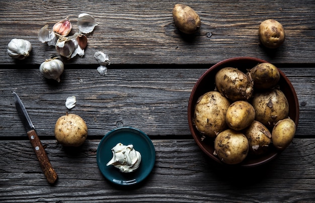 Jonge gekookte aardappelen met dille en knoflook