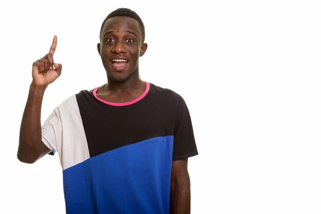 Jonge gelukkig Afrikaanse man die lacht terwijl de vinger omhoog wijst