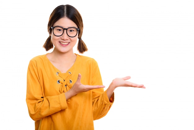 jonge gelukkig Aziatische vrouw die lacht terwijl iets wordt weergegeven