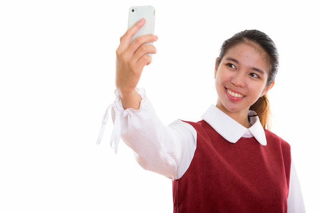 jonge gelukkig Aziatische vrouw met behulp van telefoon