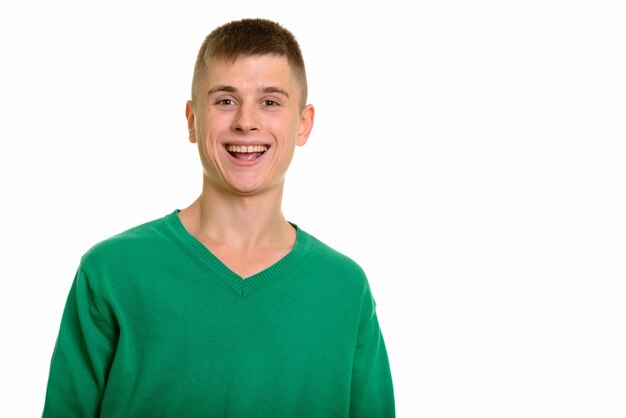 Jonge gelukkig blanke man glimlachend en groen shirt dragen