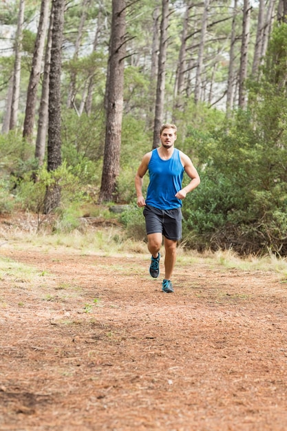 Jonge gelukkig jogger uitgevoerd