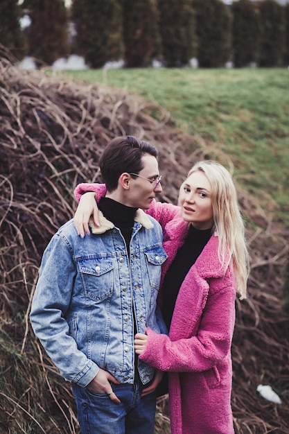 Foto jonge gelukkig man en mooie vrouw buiten