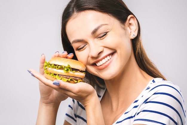 Jonge gelukkig mooie vrouw hamburger eten