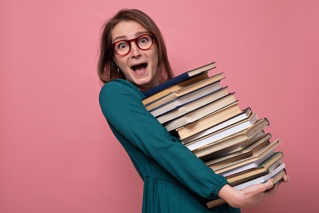 Jonge gelukkig mooie vrouw met boeken studeren voor examen. Studio sho