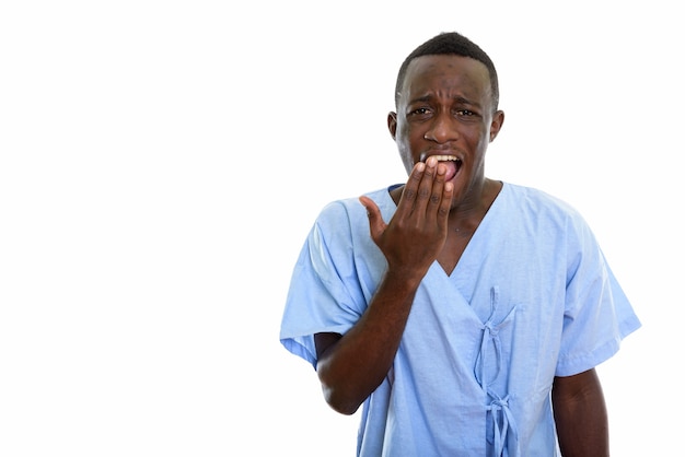 jonge gelukkig zwarte Afrikaanse man patiënt lachend