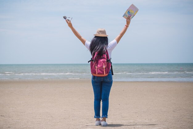 Jonge gelukkige Aziatische gril op het strand