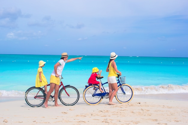 Jonge gelukkige familie berijdende fietsen duting strandvakantie