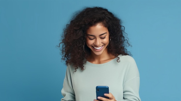 Jonge gelukkige Latijnse vrouw met een mobiele telefoon die op blauwe achtergrond geïsoleerd is generatief Ai