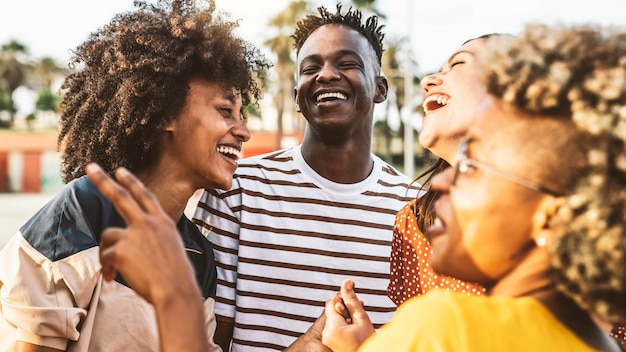 Jonge gelukkige mensen die samen lachen multiraciale vriendengroep die plezier heeft op straat in de stad