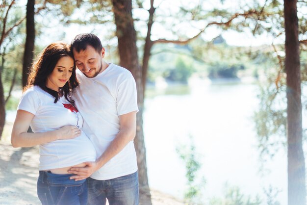 Jonge gelukkige paar wachtende baby