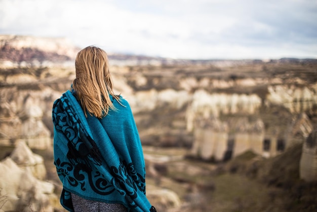 Jonge, gelukkige toeristenvrouw die van actieve vakantie geniet in de valleien van Cappadocië, Turkije