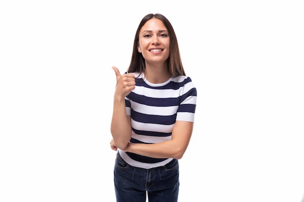 Jonge gelukkige vrolijke brunette vrouw met recht haar gekleed in een gestreepte T-shirt