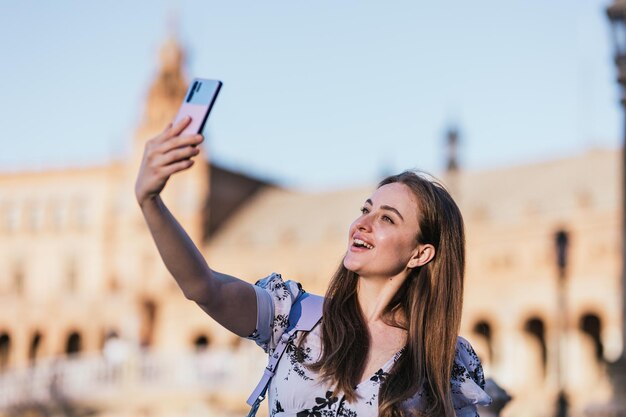 Jonge gelukkige vrouw die een reisvlog maakt in Spanje