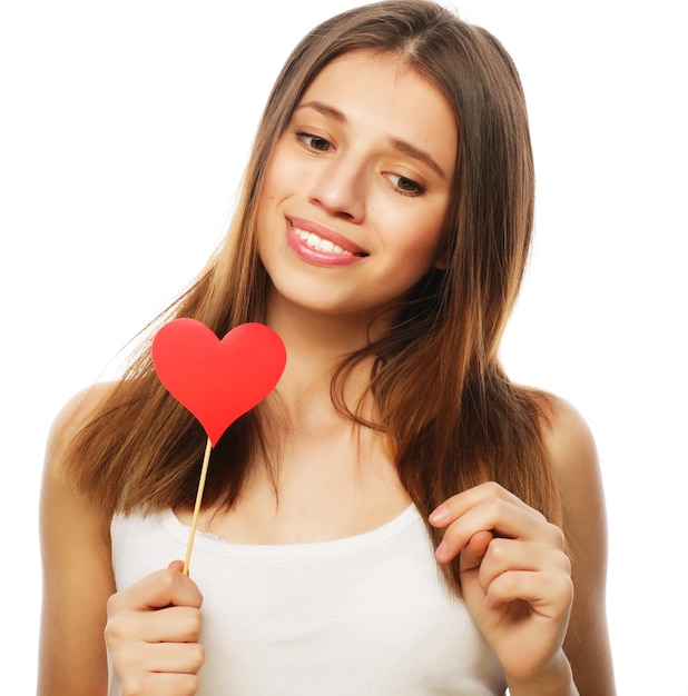 Jonge gelukkige vrouw met rood papieren hart en klaar voor feest