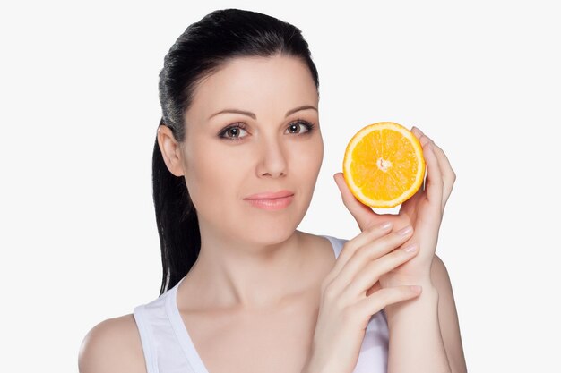 Jonge gelukkige vrouw met sinaasappelen op geïsoleerde achtergrond