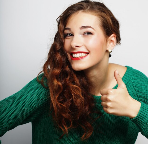 Jonge gelukkige vrouw met wind in haar Studio shot