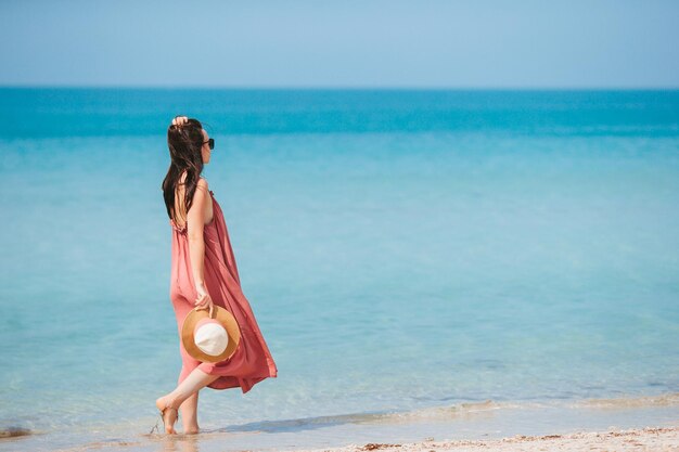 Jonge gelukkige vrouw op het strand