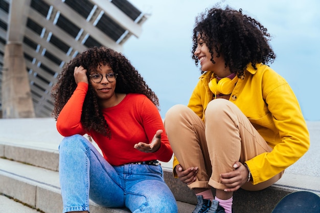 Jonge gelukkige vrouwen die plezier hebben buiten lachen en een goed humeur delen