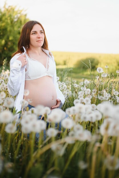 Jonge gelukkige zwangere vrouw ontspannen en genieten van het leven in de natuur Outdoor shot Copyspace