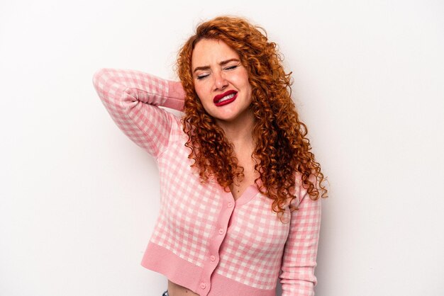 Jonge gember blanke vrouw geïsoleerd op een witte achtergrond masseren elleboog lijden na een slechte beweging