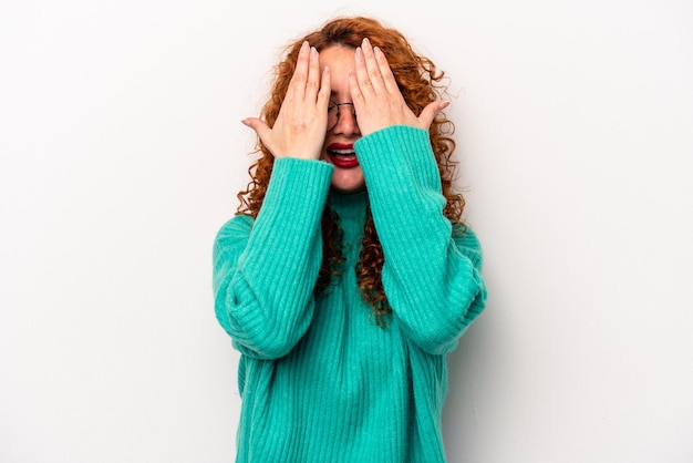 Jonge gember blanke vrouw geïsoleerd op een witte achtergrond met plezier die de helft van het gezicht bedekt met palm