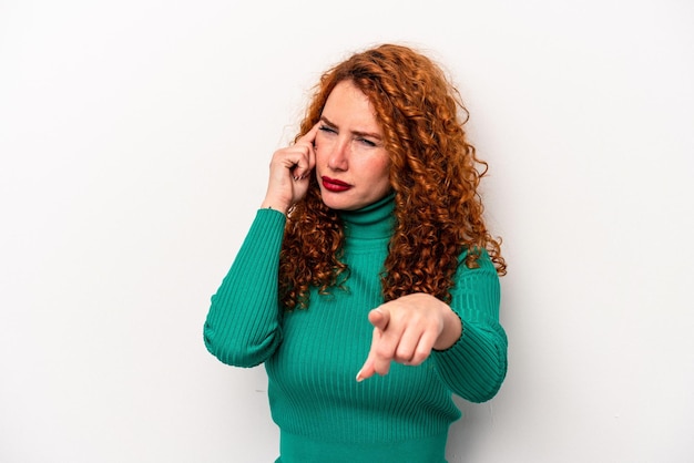 Jonge gember blanke vrouw geïsoleerd op een witte achtergrond wijzende tempel met vinger denken gericht op een taak