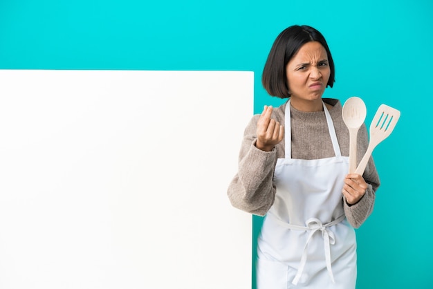 Jonge gemengd ras kok vrouw met een groot bord geïsoleerd op blauwe achtergrond Italiaans gebaar maken